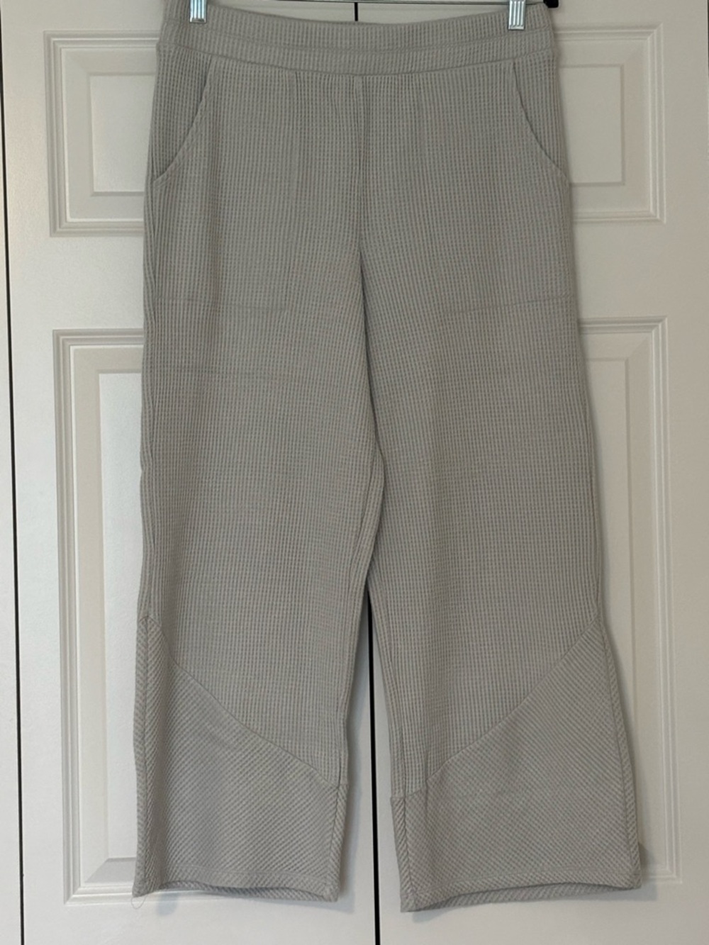 NWOT Any Body Light Gray Women's Ankle Cropped Wide-Leg Pants, Small